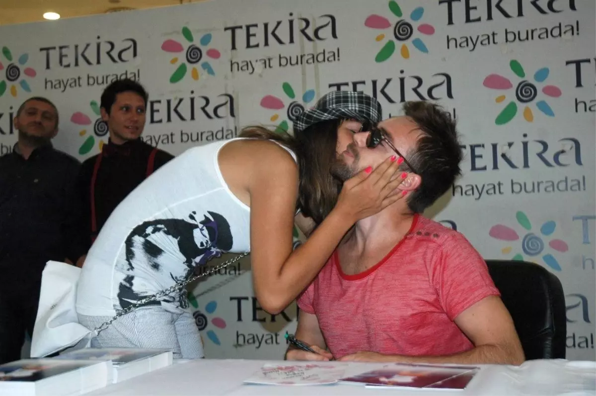 Murat Dalkılıç İmza Gününde Hayranları ile Buluştu