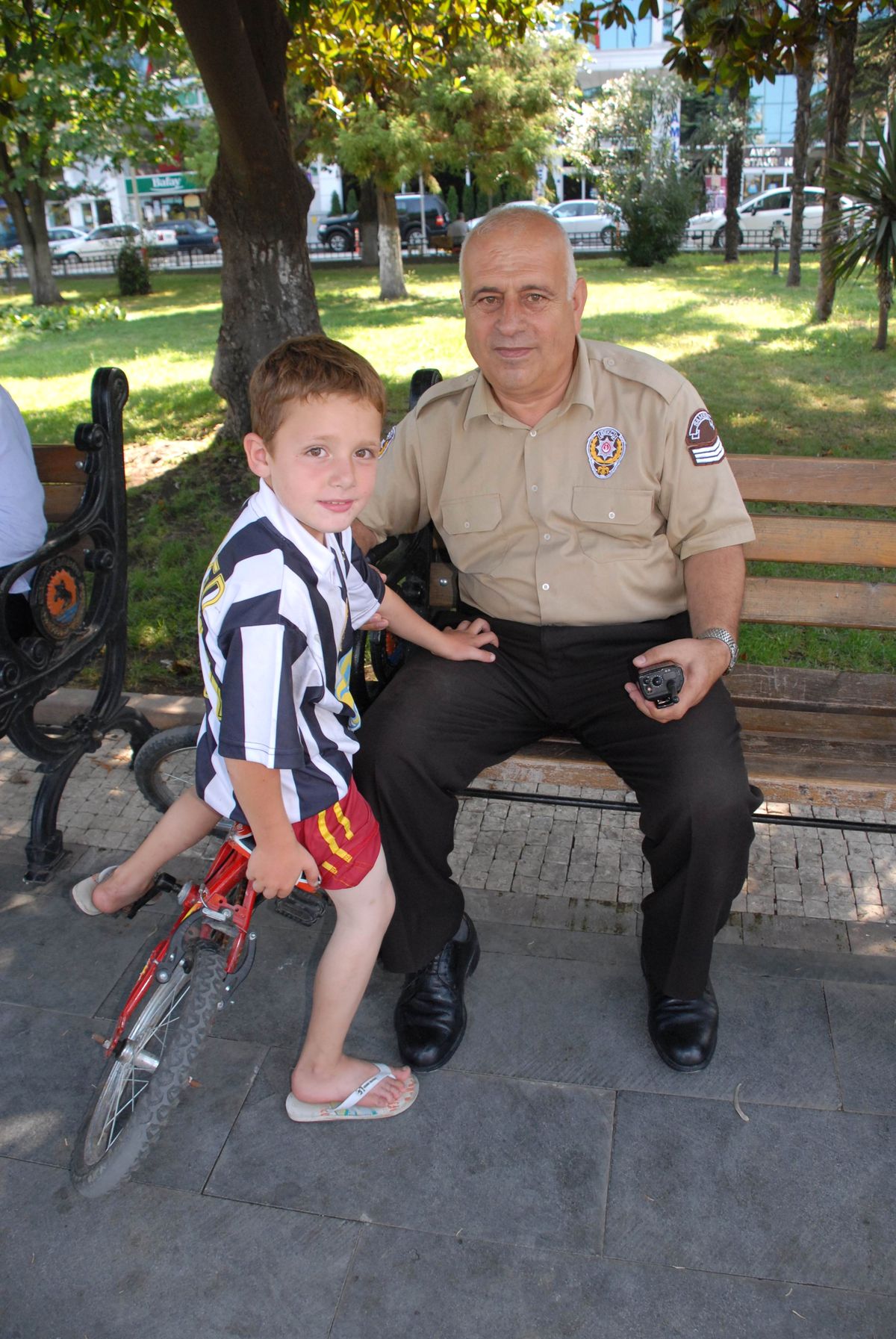 Parkta Bulunan Çocuk Polise Teslim Edildi