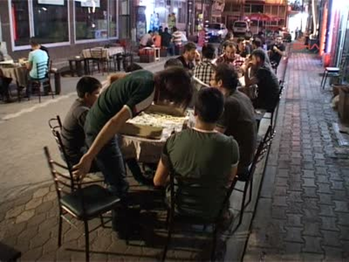 Ramazan\'da Kahvehaneler Sokağa Taştı