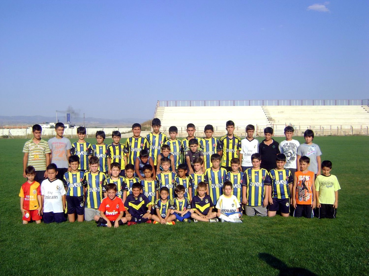 Salihli\'de Fenerbahçe Futbol Okulu Çalışmalarını Sürdürüyor