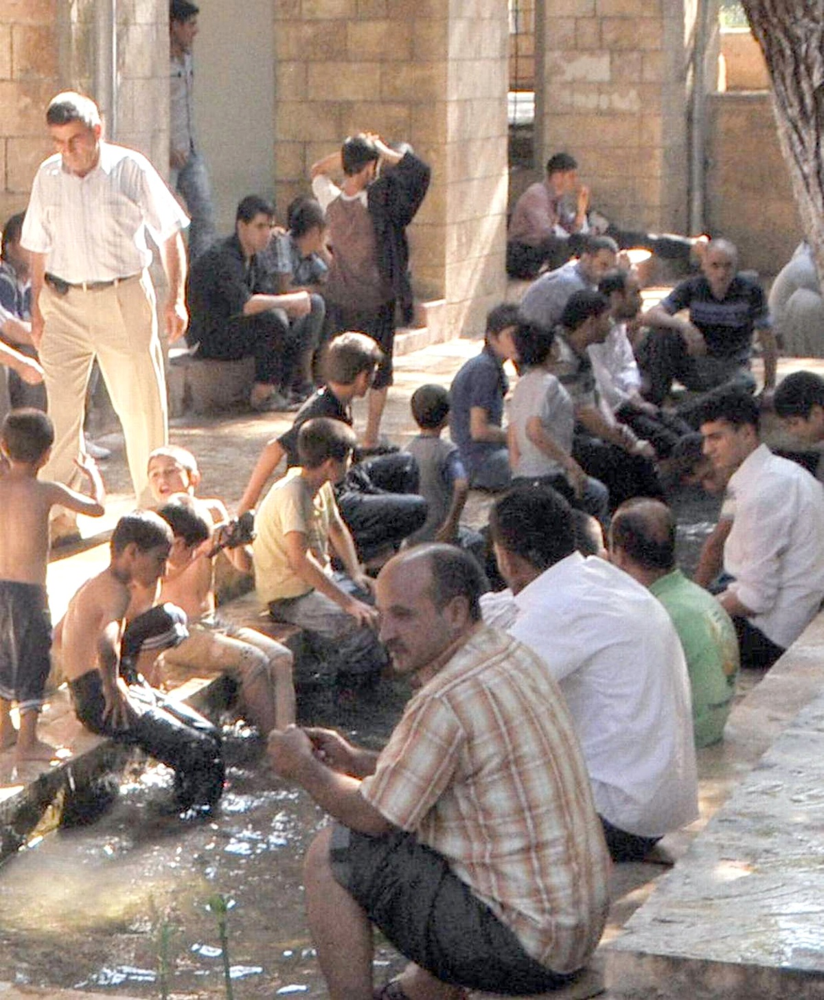 Şanlıurfa\'da Vatandaşlar Süs Havuzlarına Akın Etti