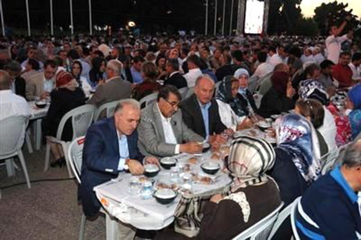 Şehitlikte Binlerce Kişi İftar Açtı