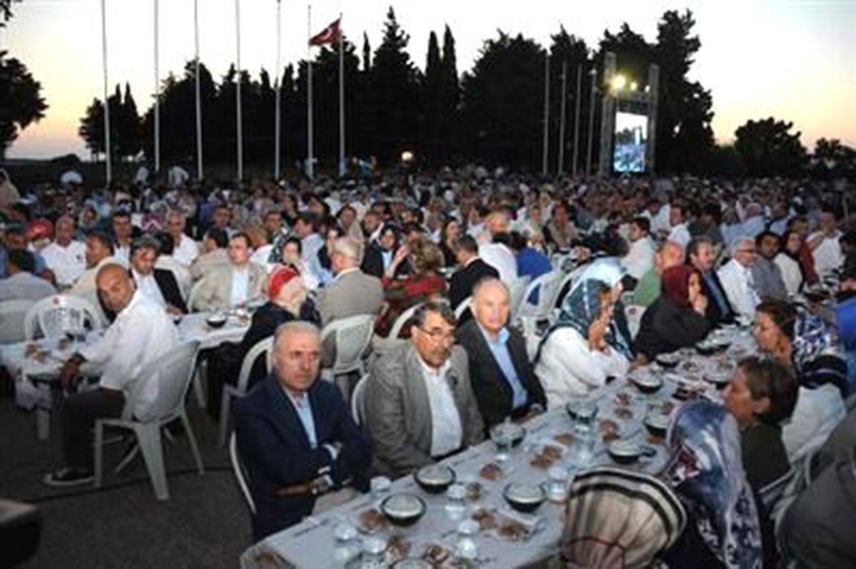 Şehitlikte Binlerce Kişi İftar Açtı