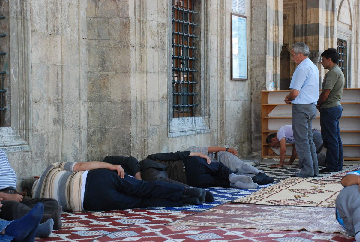 Sıcak Havadan Bunalanlar Cami Avlusunda Şekerleme Yaptı
