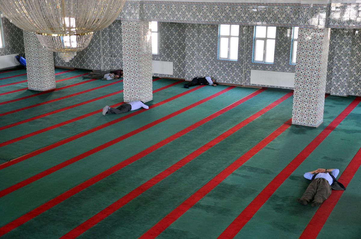 Şırnak\'ta Sıcaktan Bunalan Vatandaşlar İftarı Camilerde Bekliyor