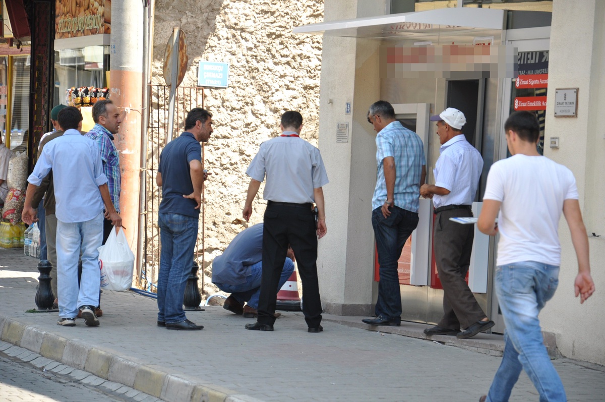 Şüpheli Paketin İçinden Ezan Okuyan Saat Çıktı