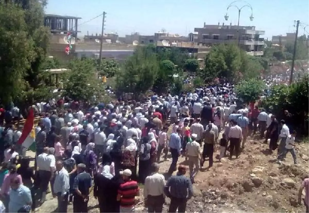 Suriye\'nin Sınırın Kentlerinde Kürtlerin Eylemi Sürüyor