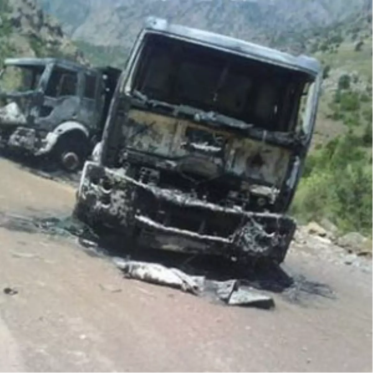 Teröristler Aynı Noktada İkinci Aracı Yaktılar