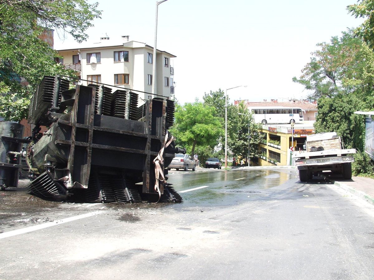 TIR Dorsesindeki Trafo Yola Devrildi