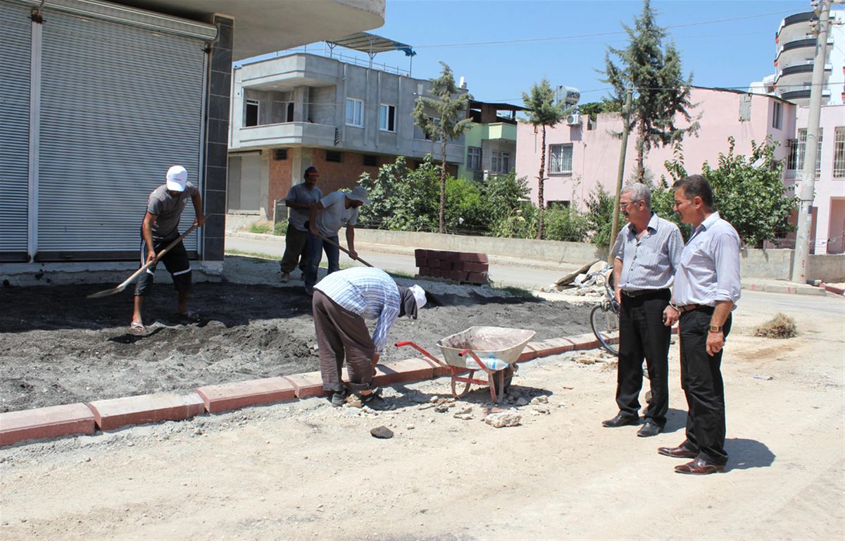 Toroslar\'da Asfalt ve Kaldırım Çalışmaları Sürüyor