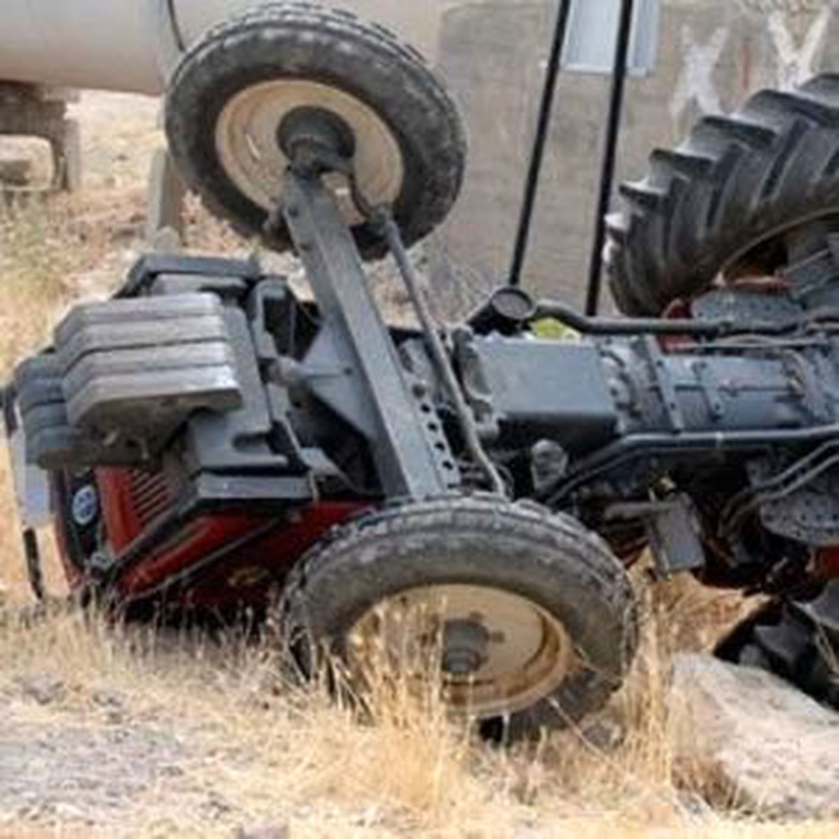 Traktör Dereye Uçtu: 14 Yaralı
