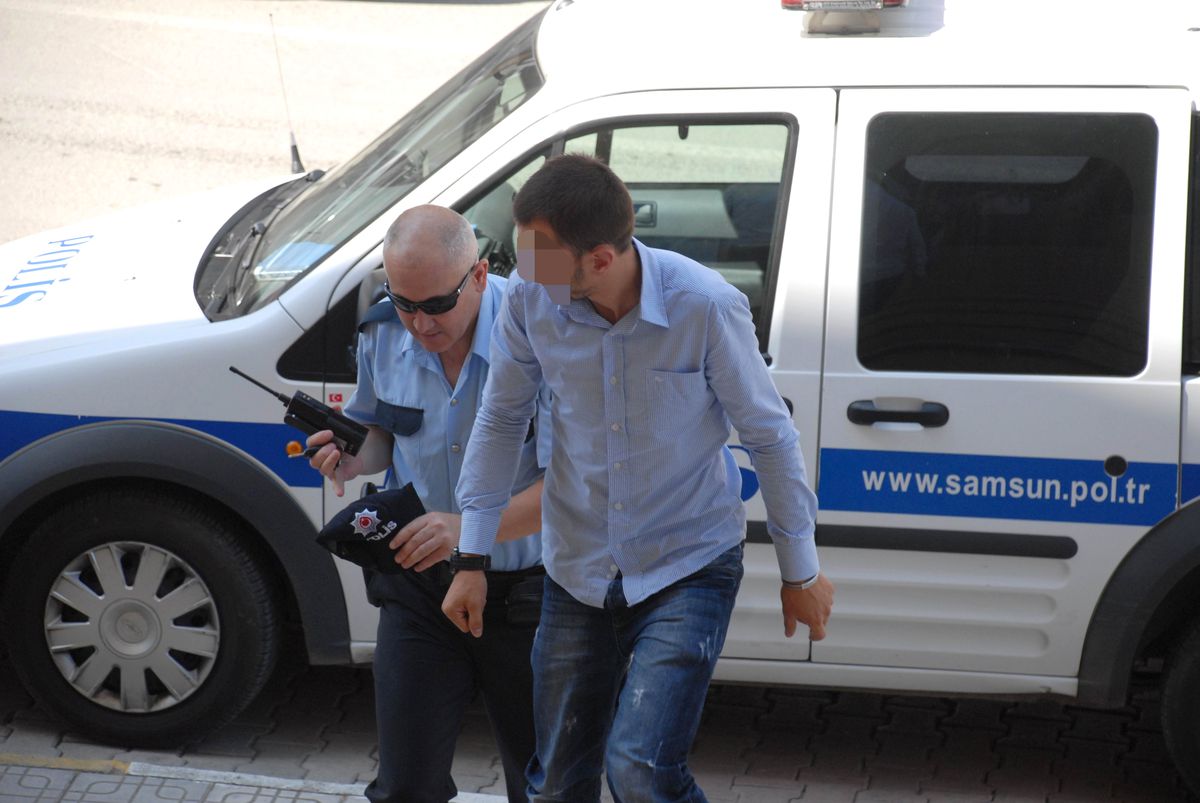 Tramvaya Sahte Polis Kimliğiyle Binerken Yakalandı