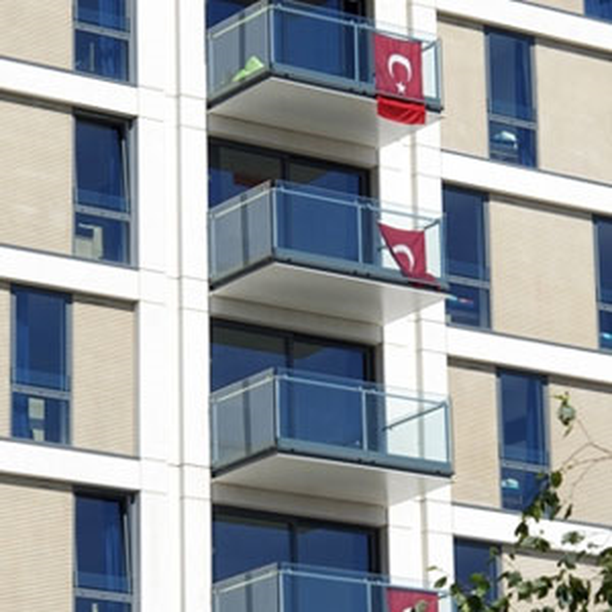 Türk Bayrağı Olimpiyat Köyündeki Yerini Aldı