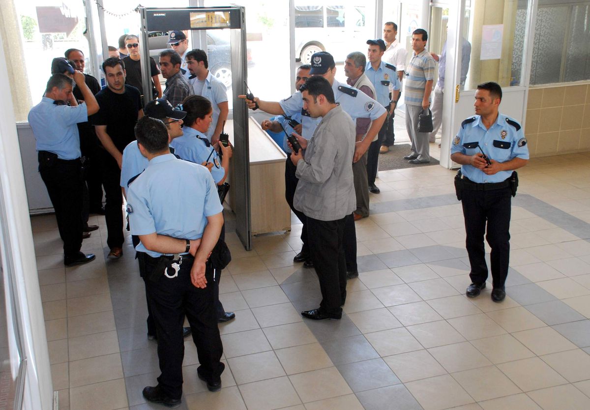 Valilik Girişinde Bıçaklı Kavga