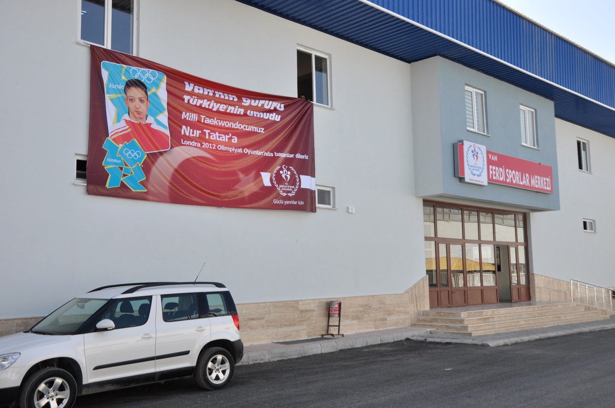Vanlı Milli Sporcu Nur Tatar\'a Pankartlı Destek