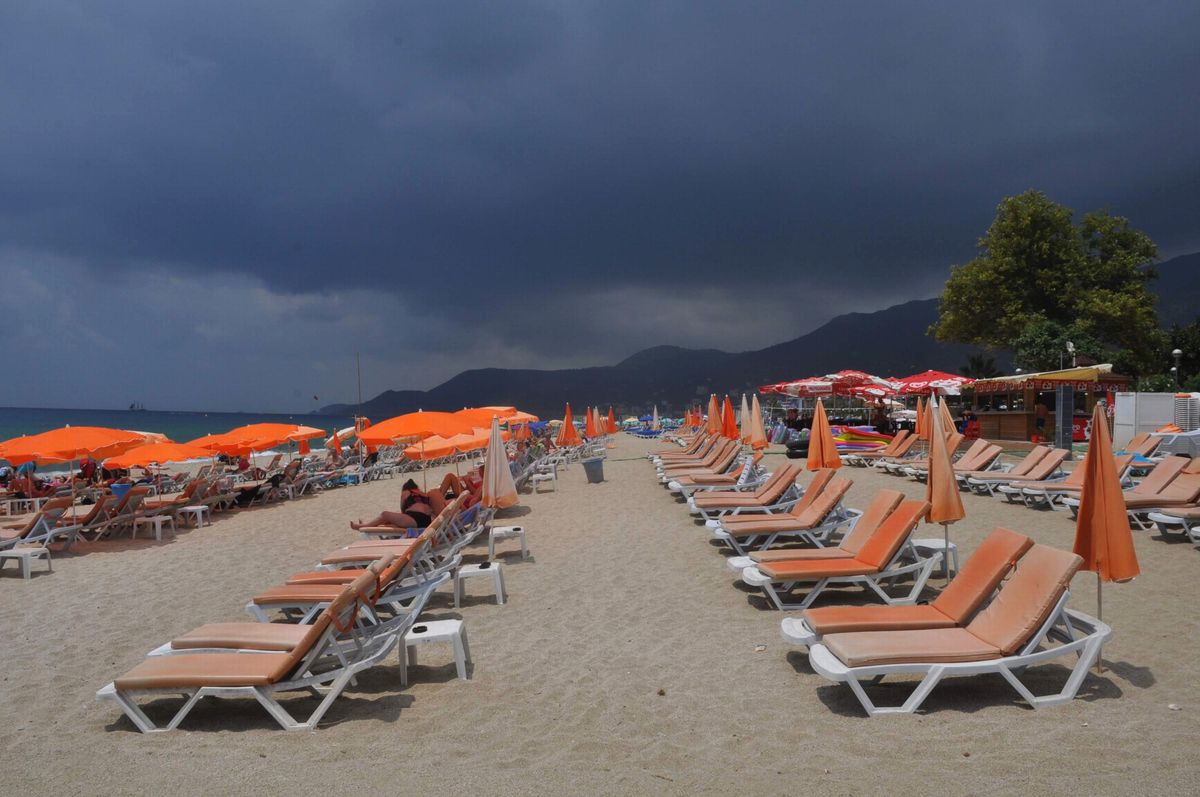 Yağmur Yağdı, Plajlar Bomboş Kaldı
