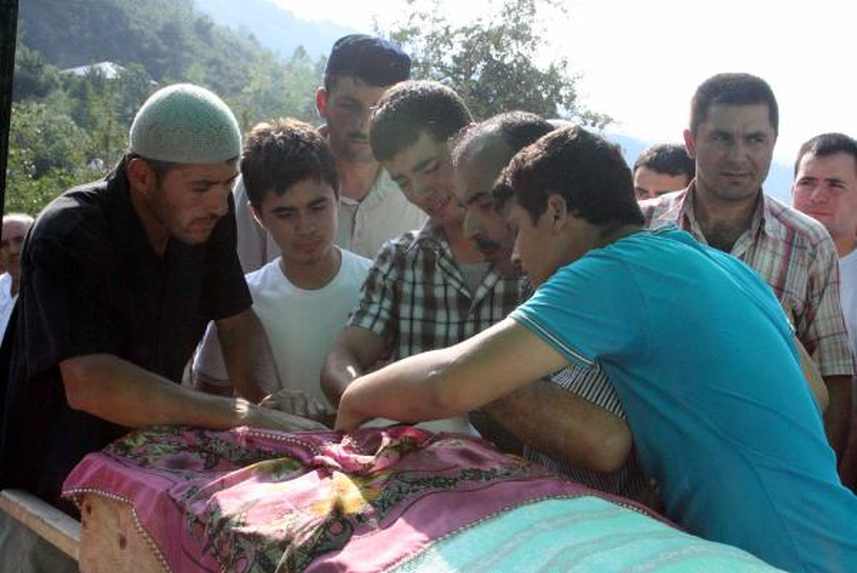 Yılana Ateş Ederken Babaannesini Vurdu!