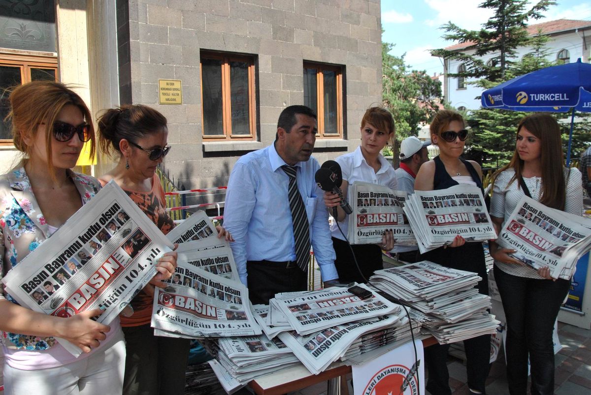 Agd, \'Basın\' Gazetesini Çarşıda Dağıttı