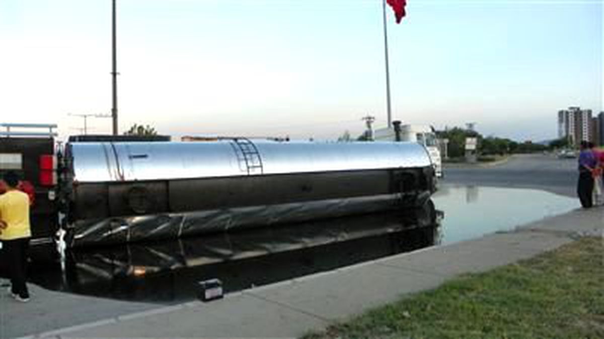 Asflat Yüklü Tanker Devrildi, Yol Asfaltla Kaplandı