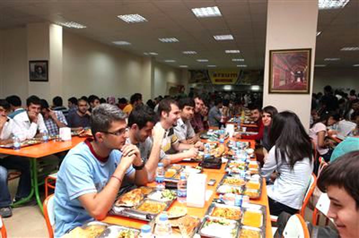 Atatürk Üniversitesi Kalkındırma Vakfı Her Akşam İftar Yemeği Veriyor