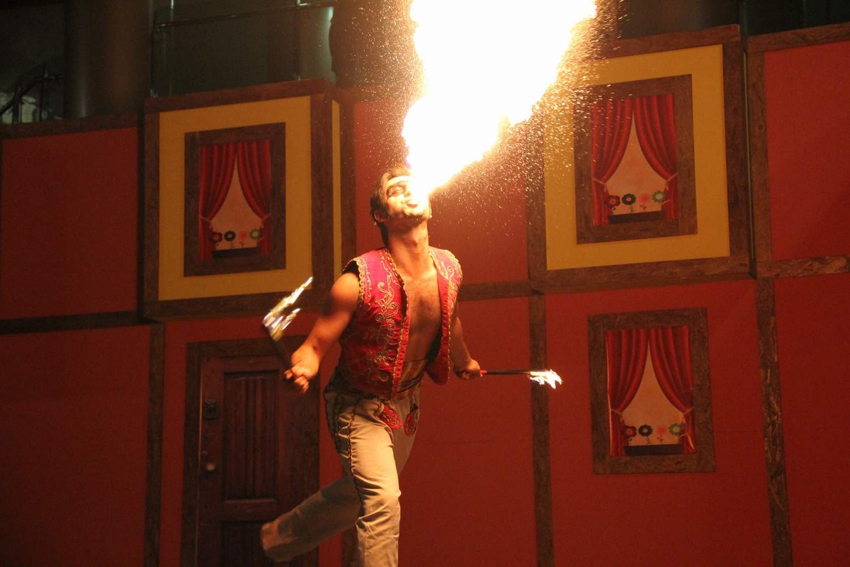 'Ateşle Oynayan Adam' Yaptığı Gösterilerle Heyecanlandırıyor