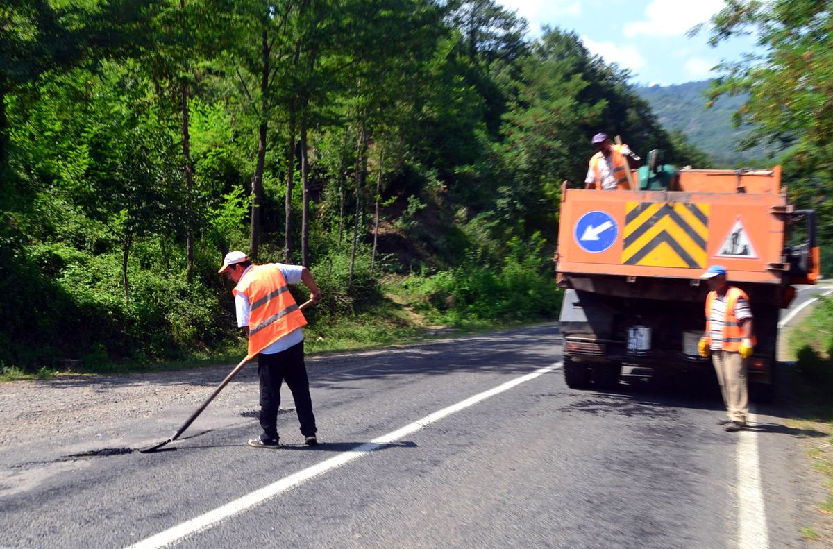 Ayvacık\'ın Yolu Turizme Engel