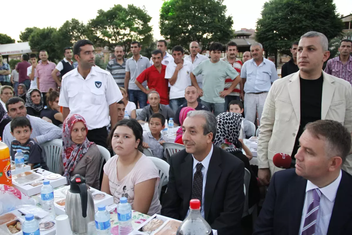 Bakan Eker, İftarını Vatandaşlarla Birlikte Açtı