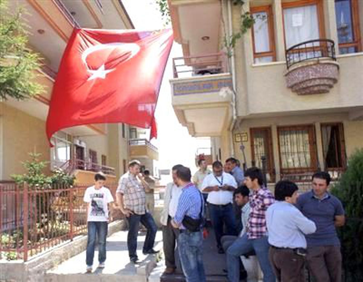Başkent\'te Şehit Astsubayın Evine Ateş Düştü