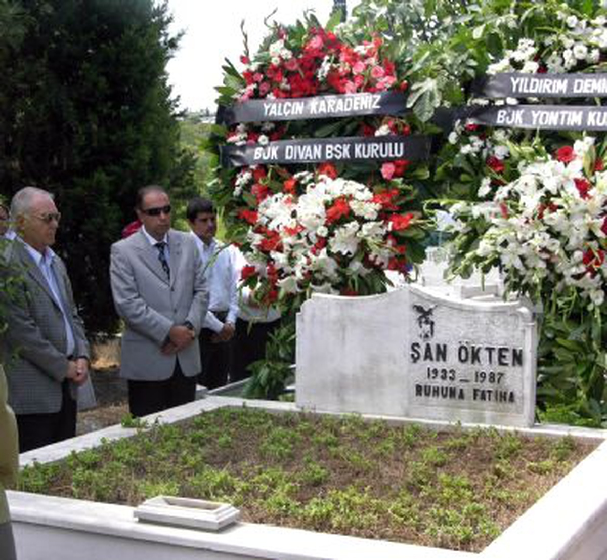 Beşiktaş, Şan Ökten\'i Mezarı Başında Andı