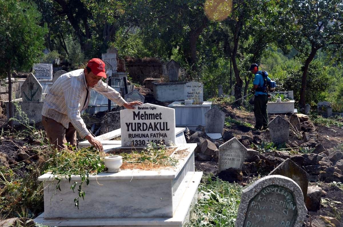 Bilecik\'te Mezarlıklar Temizlendi