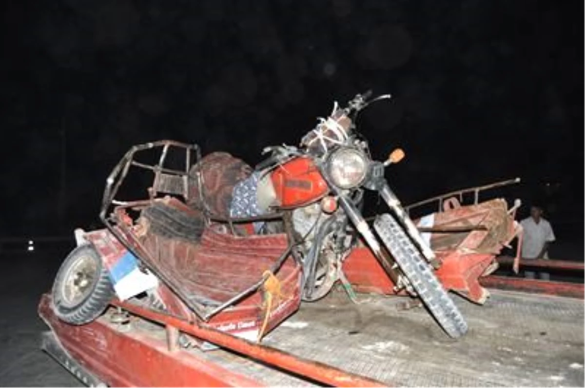 Birecik\'te Kamyon ile Motosiklet Çarpıştı 1 Ölü, 2 Yaralı