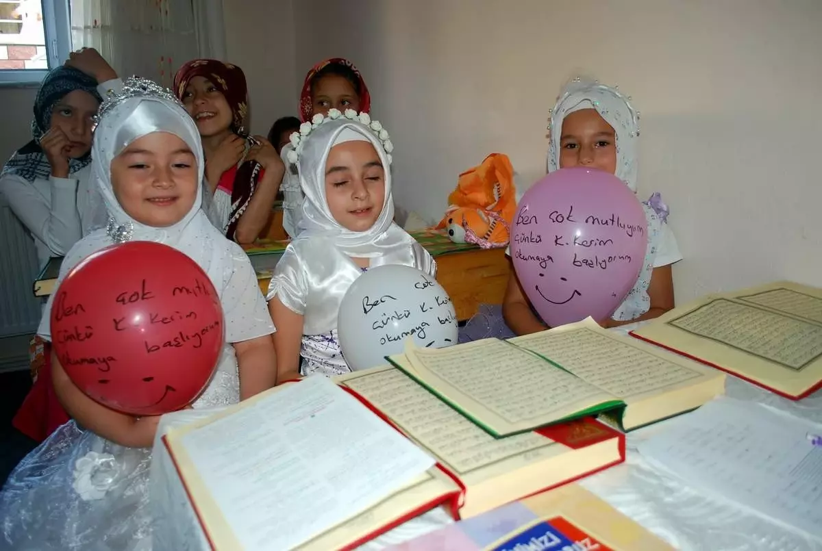 Bozüyük\'te Küçük Yaşta Kur\'an-I Kerim\'e Geçen Öğrenciler İçin Kutlama Programı Düzenlendi