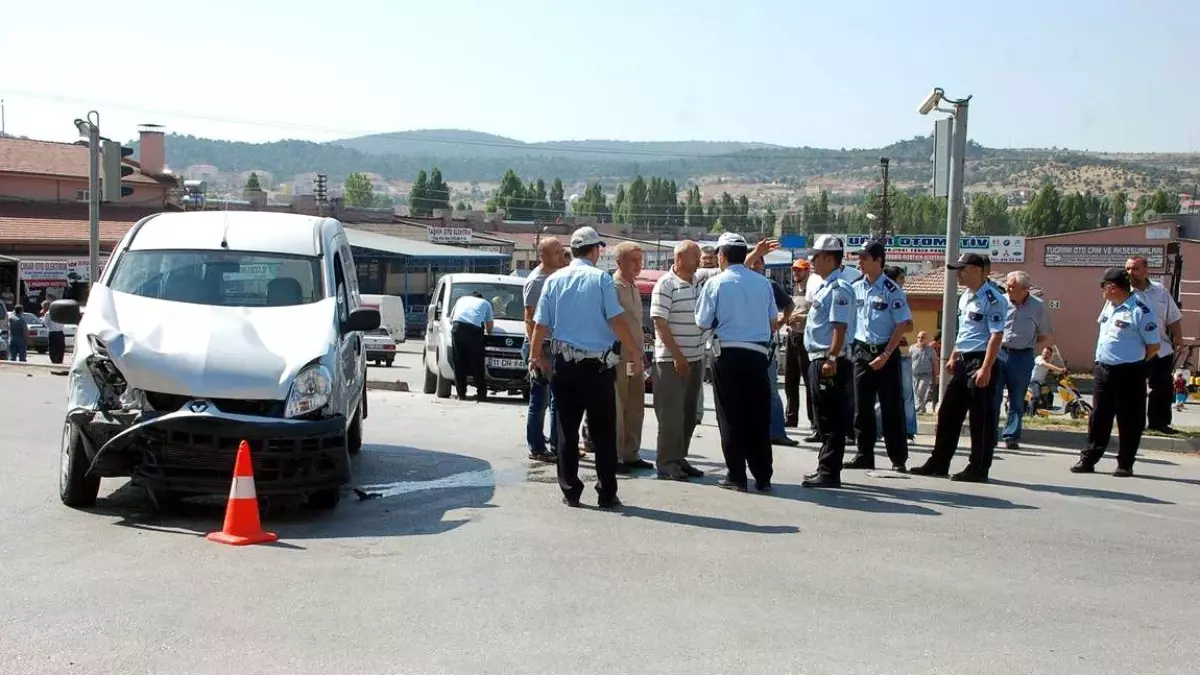 Bozüyük\'te Trafik Kazası: 2 Yaralı