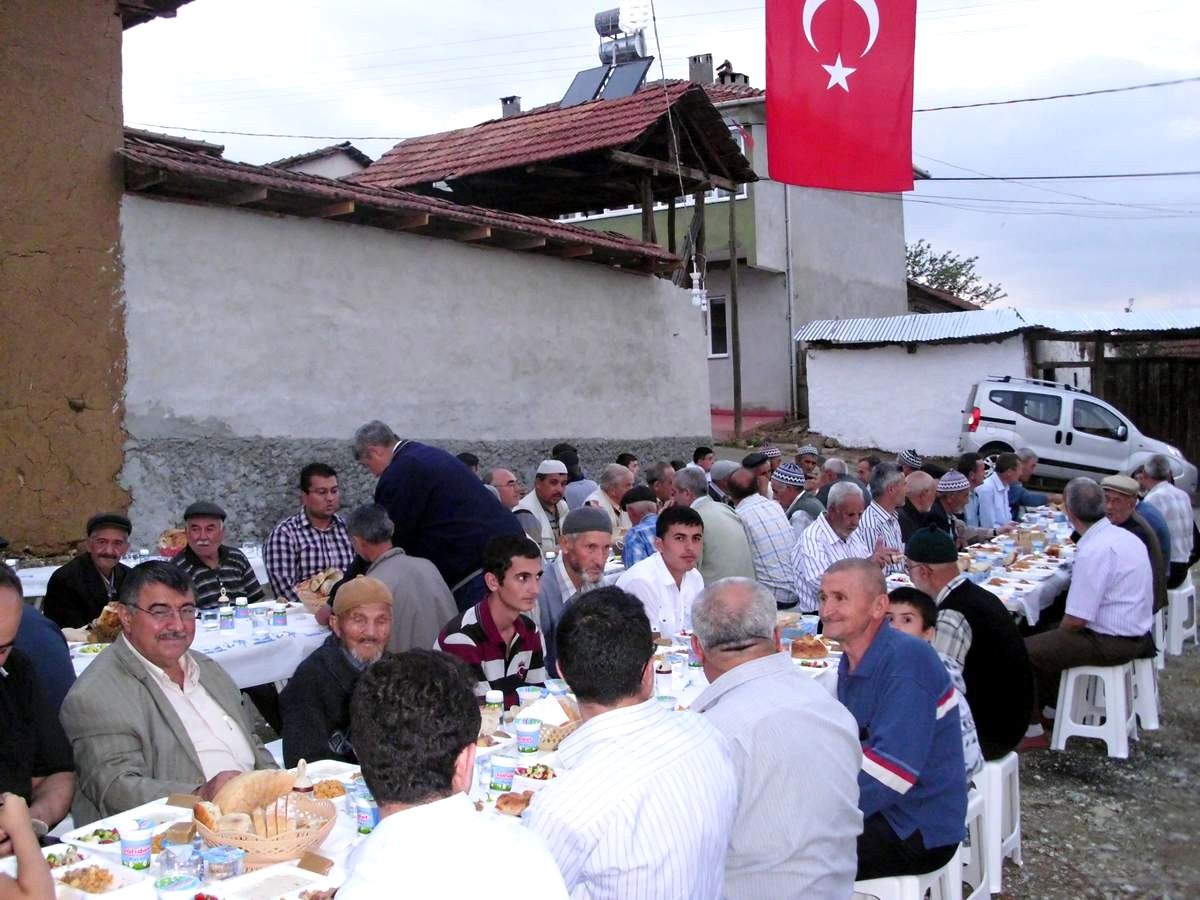 Bu Köyde Kimse Orucunu Evinde Açmıyor