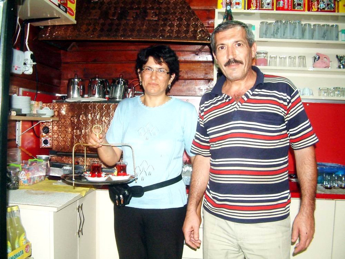 Burhaniye Ören Çarşısı\'nda Çaylar Safiye Hanımdan