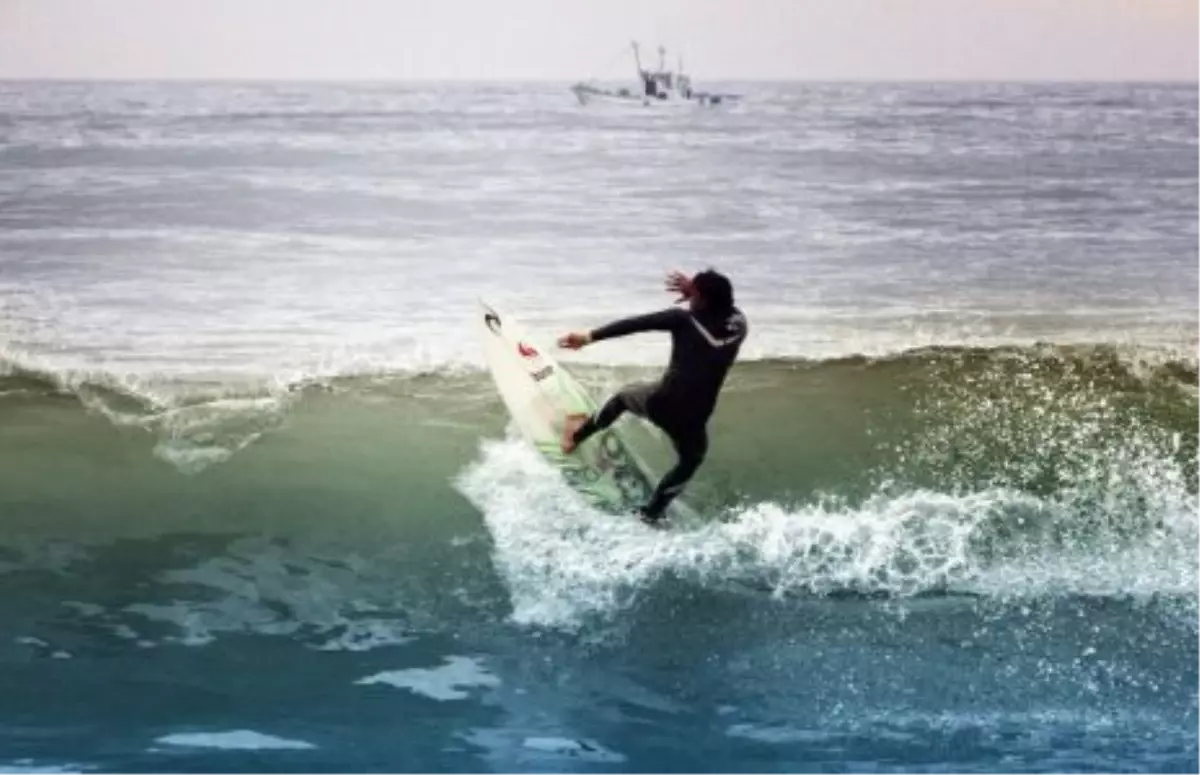 Cihan Akça, Japonya\'da Dalgalarla Yarışıyor!