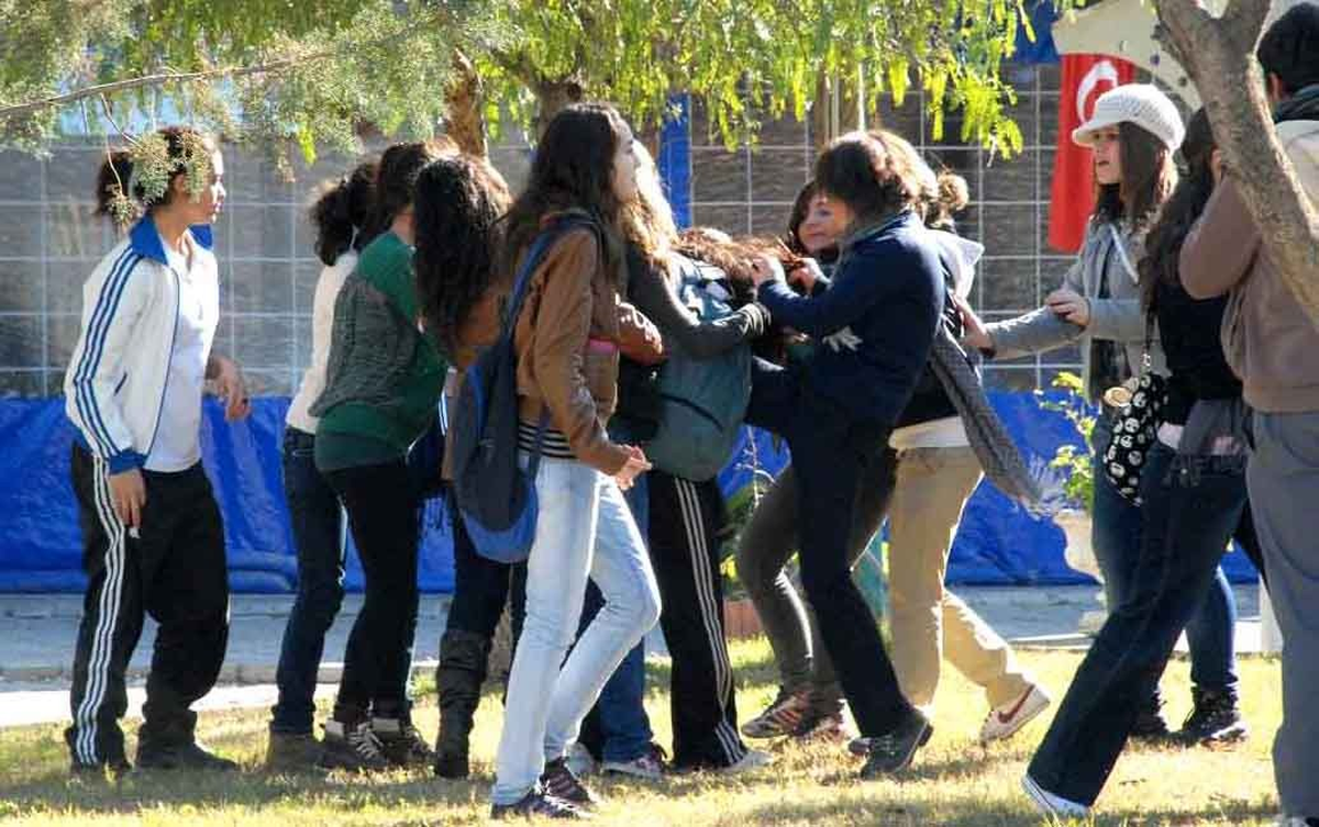 Erkekler Şiddete Kızlar Dedikoduya Başvuruyor