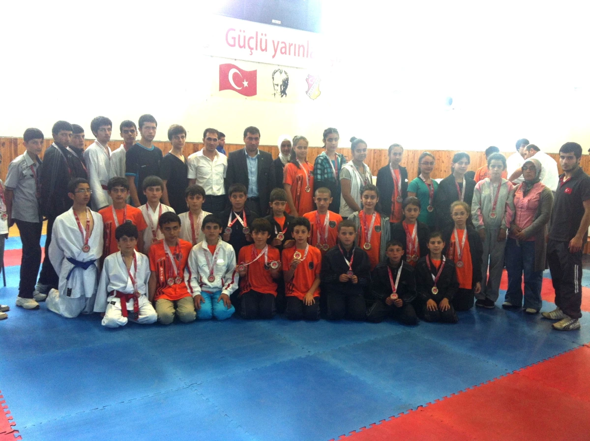 Erzurumlu Karateciler 7. Bölge Karate Seçmelerinde 95 Madalyanın 75\'ini Alarak Rekor Kırdı