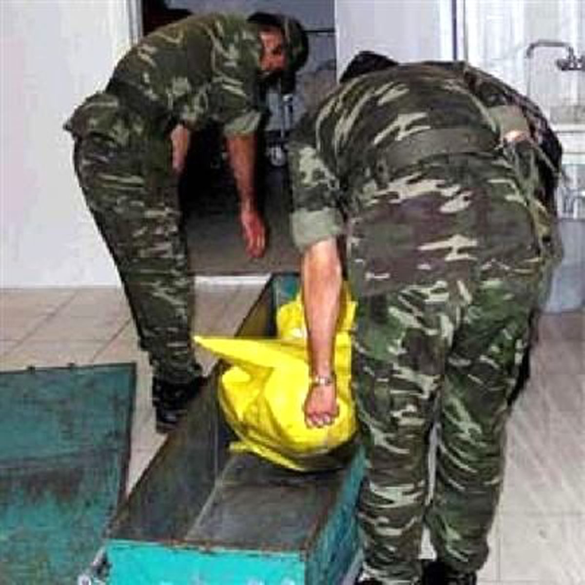 Eşini, Başına Taşla Vurarak Öldürdü