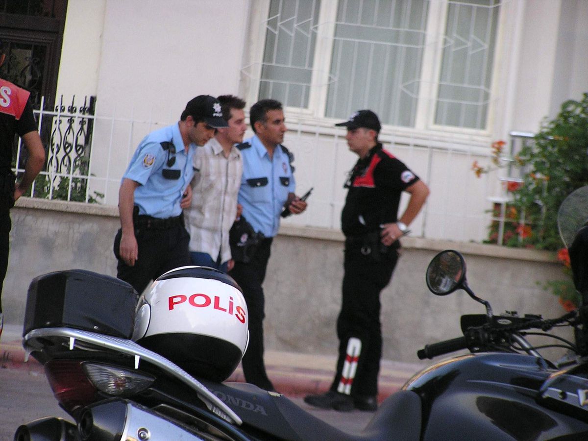 Eşini Rehin Alıp, Polise Silah Çekti