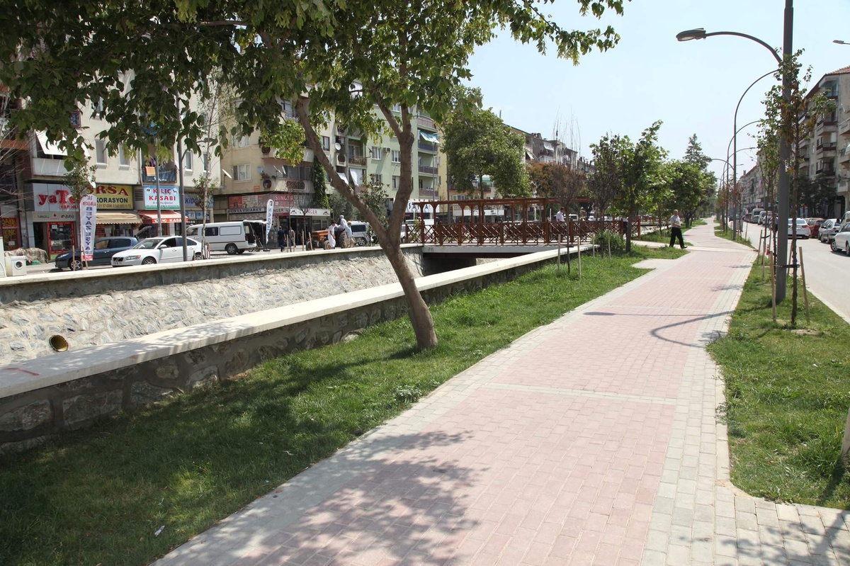 Gemlik\'te Çarşı Deresi Denizle Buluşuyor