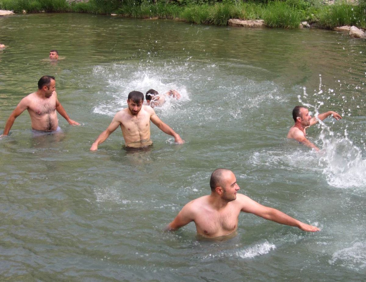 Hakkarili Gençler, Serinlemek İçin Şile Deresi\'ne Akın Ediyor