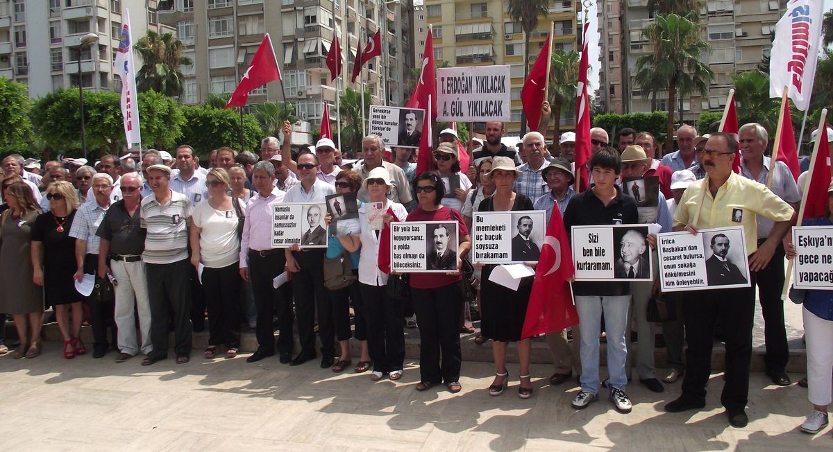 İnönü İçin Alanlara Çıktılar
