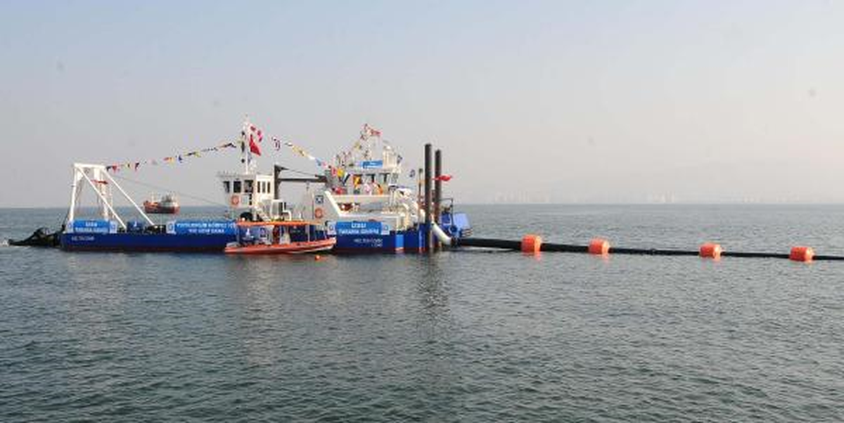 İzmir\'de Yüzülebilir Körfez Hayali İçin Tarama Gemisi ve Römorkör Hizmete Girdi