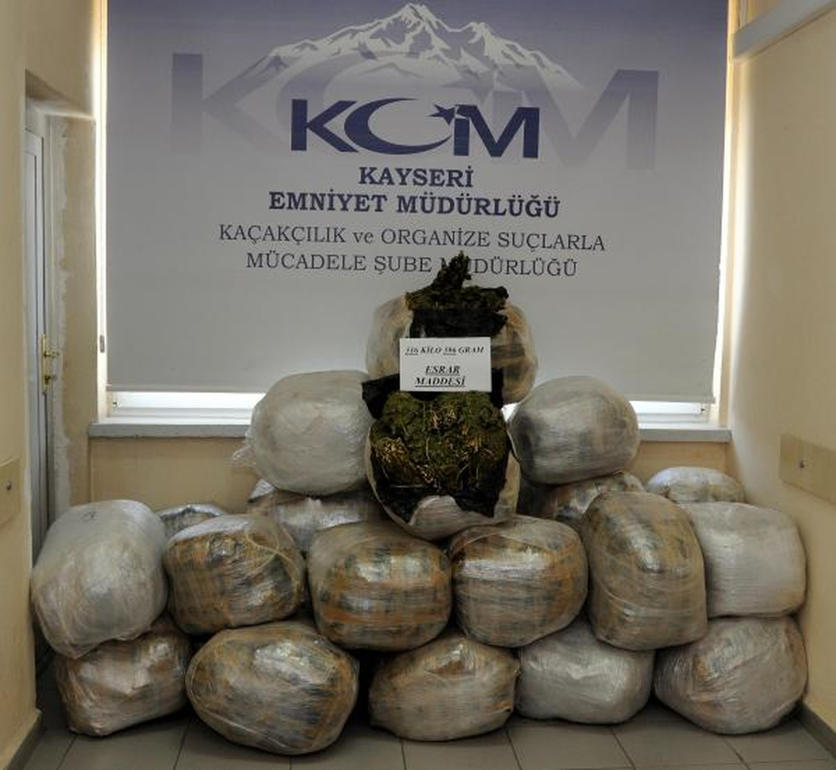 Kamyonetin Kasasındaki Lastiklerin Altından 316 Kilo Esrar Çıktı