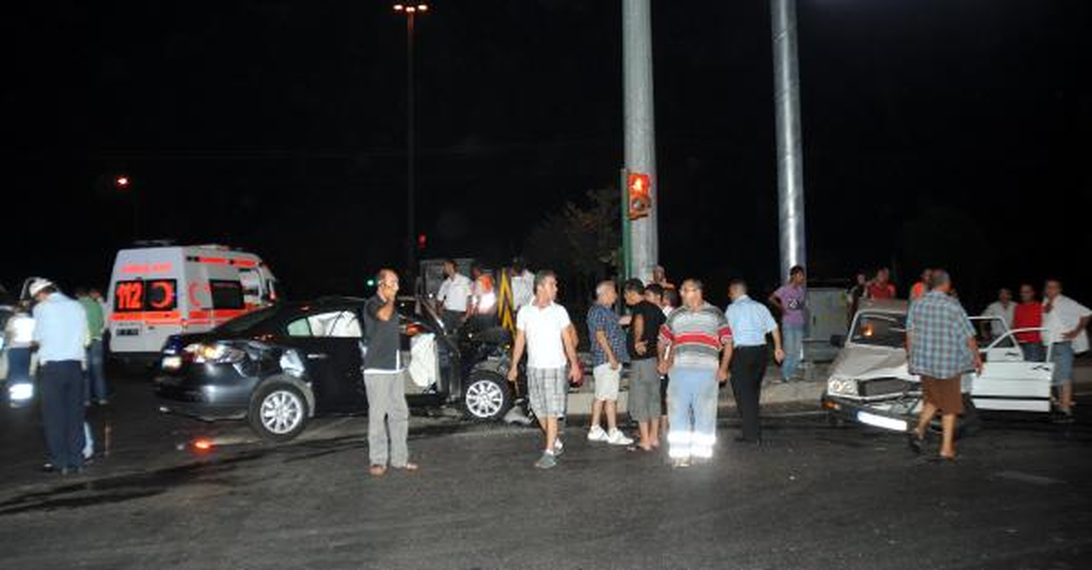 Kavşakta Işık İhlali Kazası: 3 Yaralı
