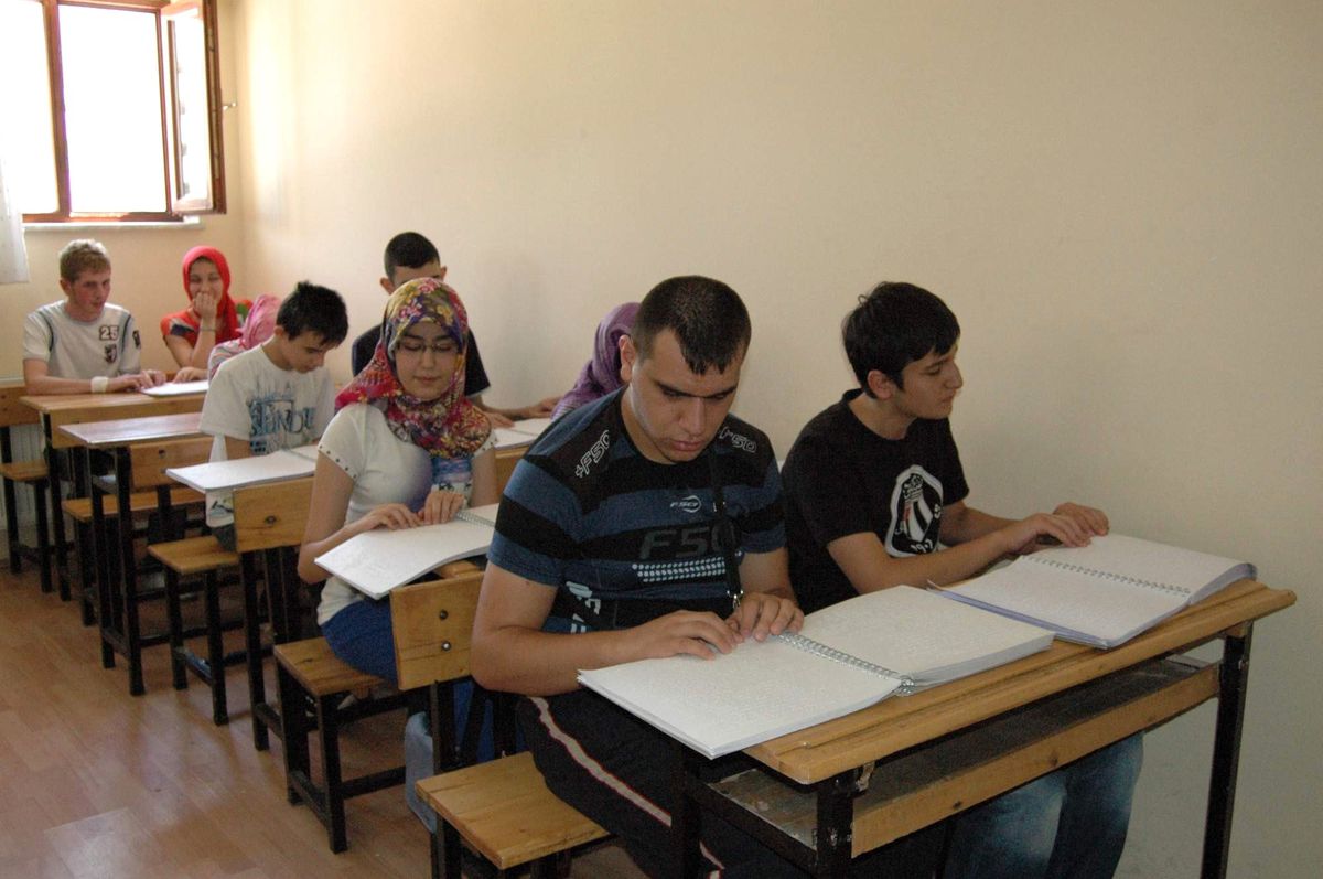 Kayseri\'de Amalar Kabartma Harflerle Kuran Öğreniyor