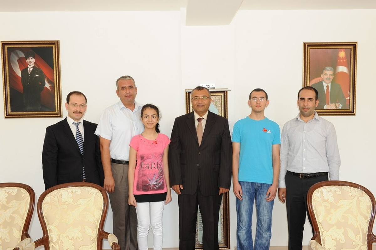 Kütahya Valisi, Başarılı 2 Öğrenciyi Altınla Ödüllendirdi