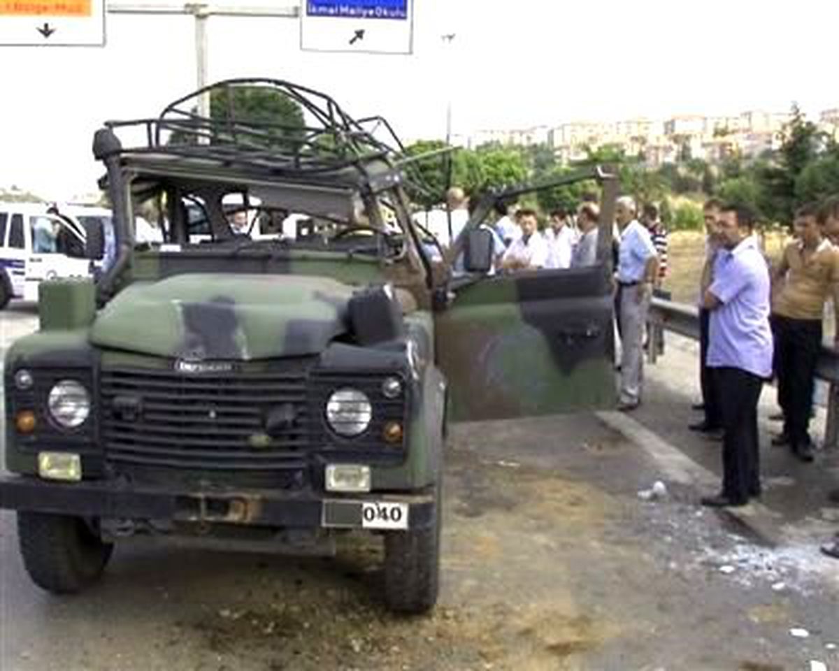 Maltepe\'de Askeri Araç Devrildi: 6 Asker Yaralı