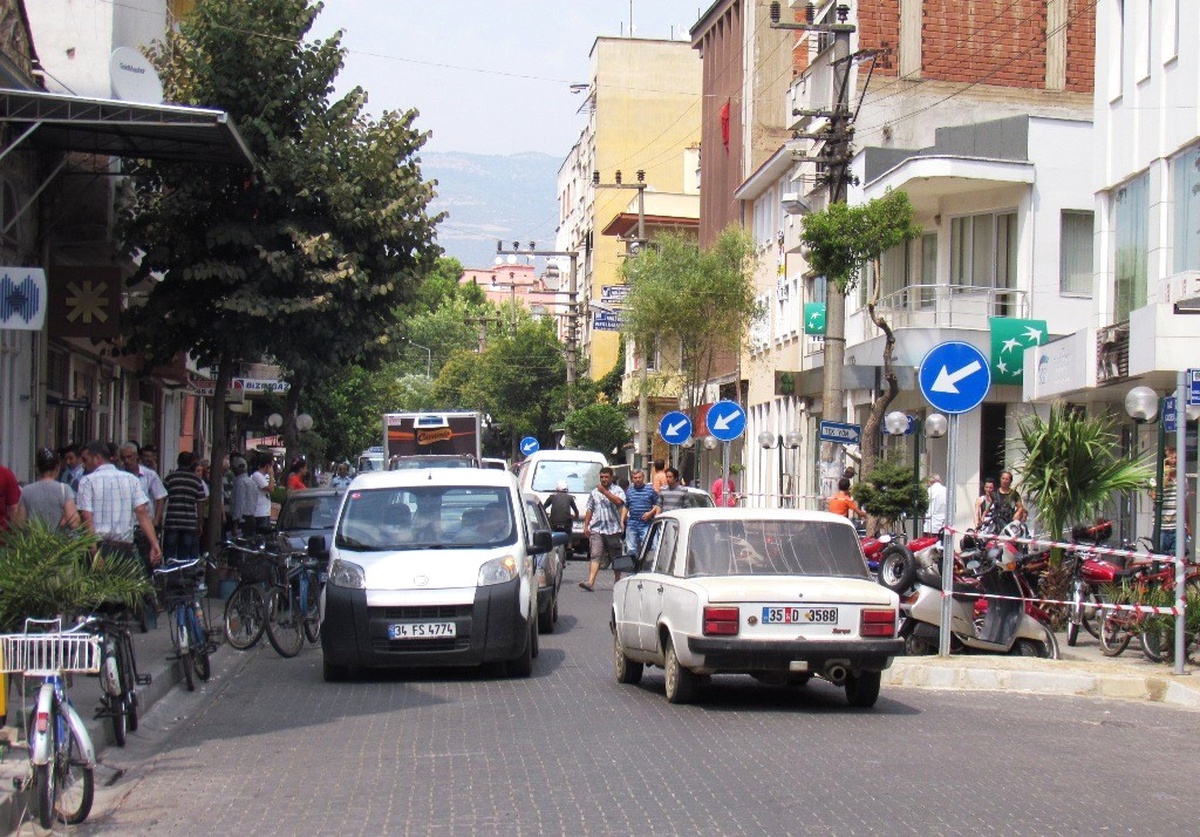 Ödemiş\'in Gazi Caddesi\'ne Otopark Düzenlemesi